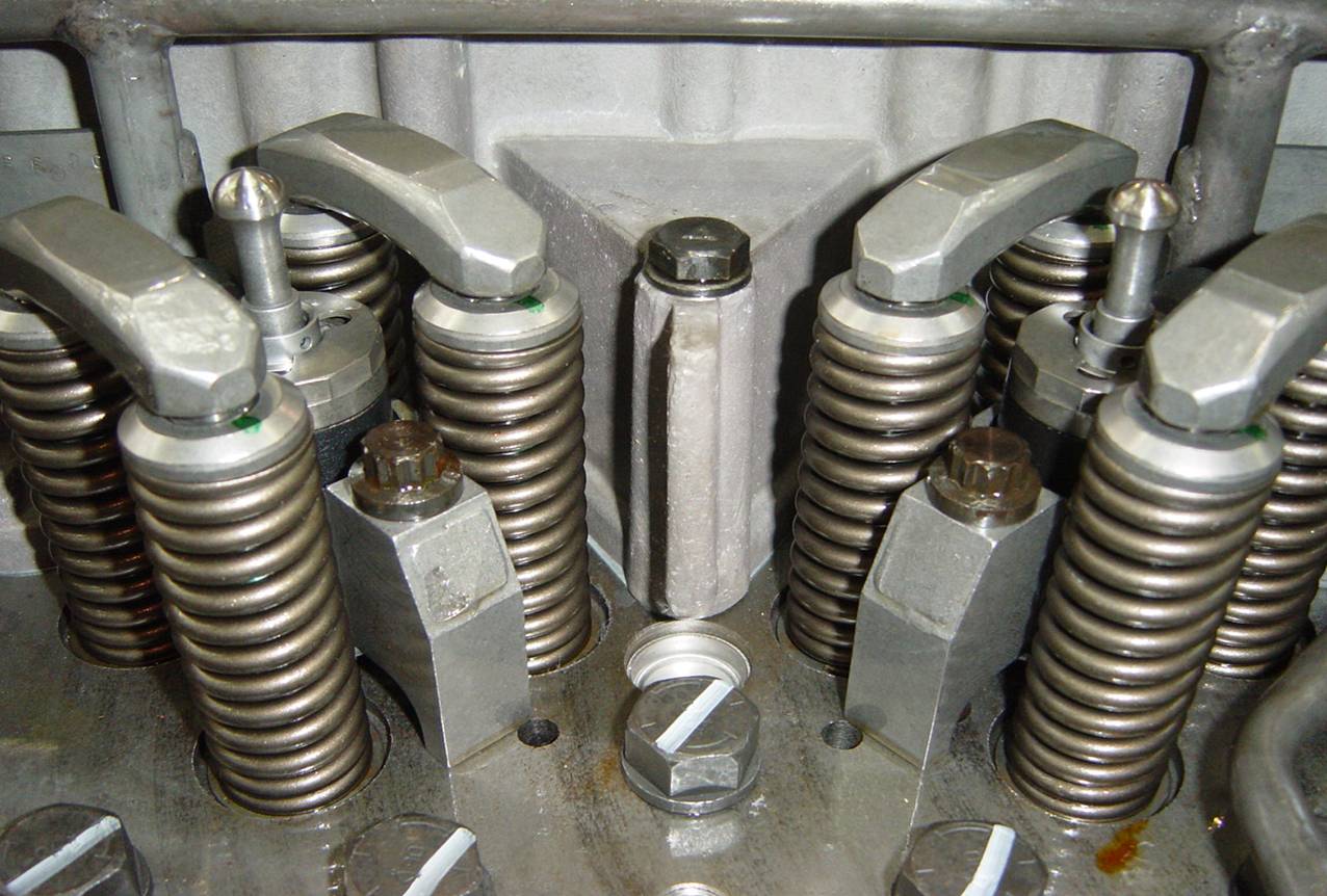 康明斯柴油發(fā)動(dòng)機(jī)氣缸體蓋總成