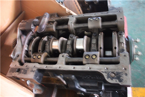 測量John Deere強(qiáng)鹿柴油機(jī)缸蓋閥門下沉